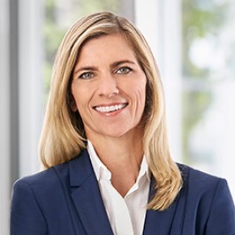 Portrait photo of Birgit Hölzel, member of the management team at AirPlus.